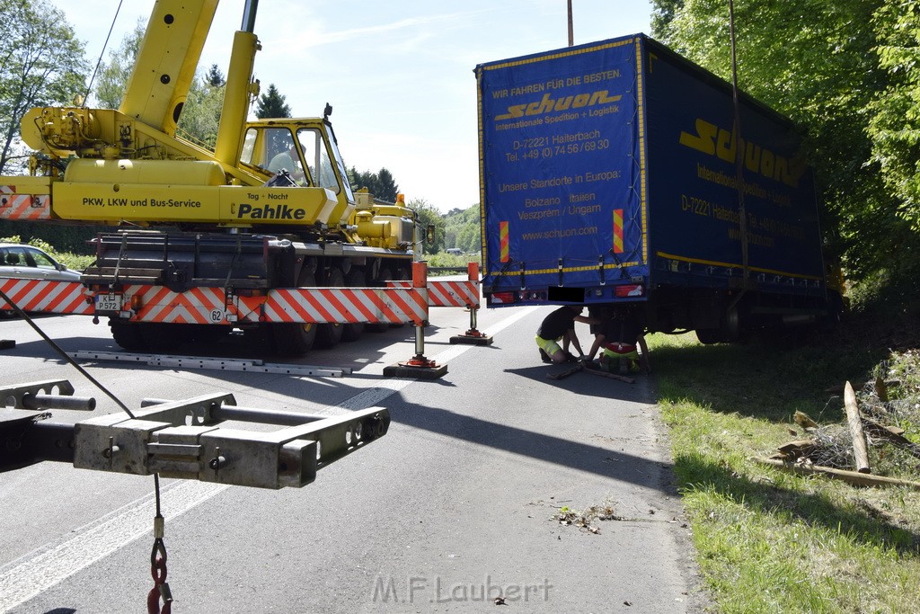 LKW in Boeschung A 3 Rich Frankfurt Hoehe Roesrath Lohmar P191.JPG - Miklos Laubert